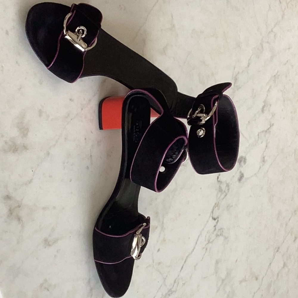 Gucci black suede sandals with signature Gucci link buckles! A summer must have!